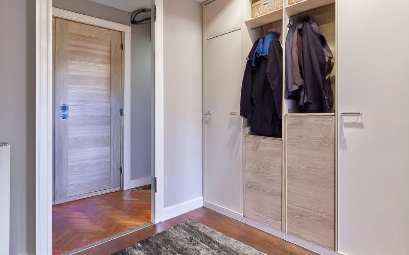 31. Nybyggt hallförvaring och renoverat trägolv